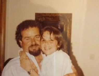 Ελληνίδα εστεμμένη έχασε τον πατέρα της και συγκίνησε